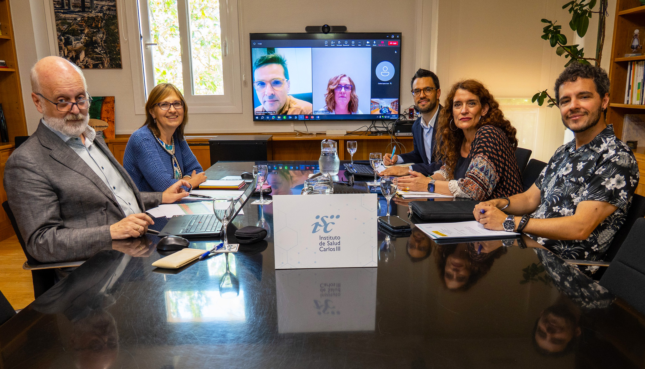 De izquierda a derecha: Manuel Cuenca, secretario general del ISCIII; Marina Pollán, directora general; Daniel Ruiz Iruela, subdirector general de Programas Internacionales de Investigación y Relaciones Institucionales; Eva Ortega-Paíno, secretaria general de Investigación del Ministerio de Ciencia, Innovación y Universidades, y Pedro Gullón, director general de Salud Pública y Equidad en Salud del Ministerio de Sanidad