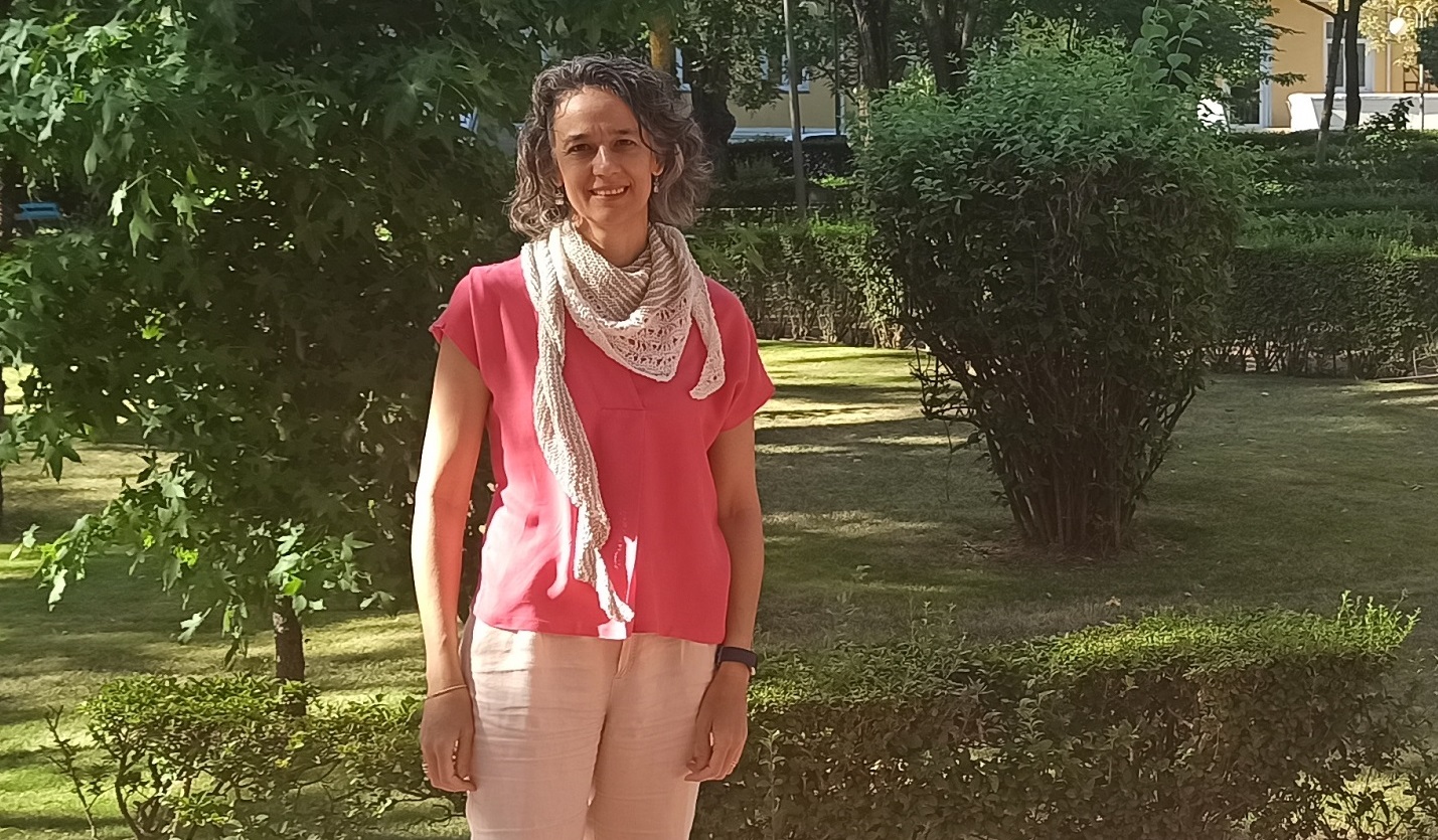 Maria João Forjaz es investigadora del Centro Nacional de Epidemiología (CNE) del ISCIII. En la imagen, en los jardines del Campus de Chamartín del Instituto, en Madrid.