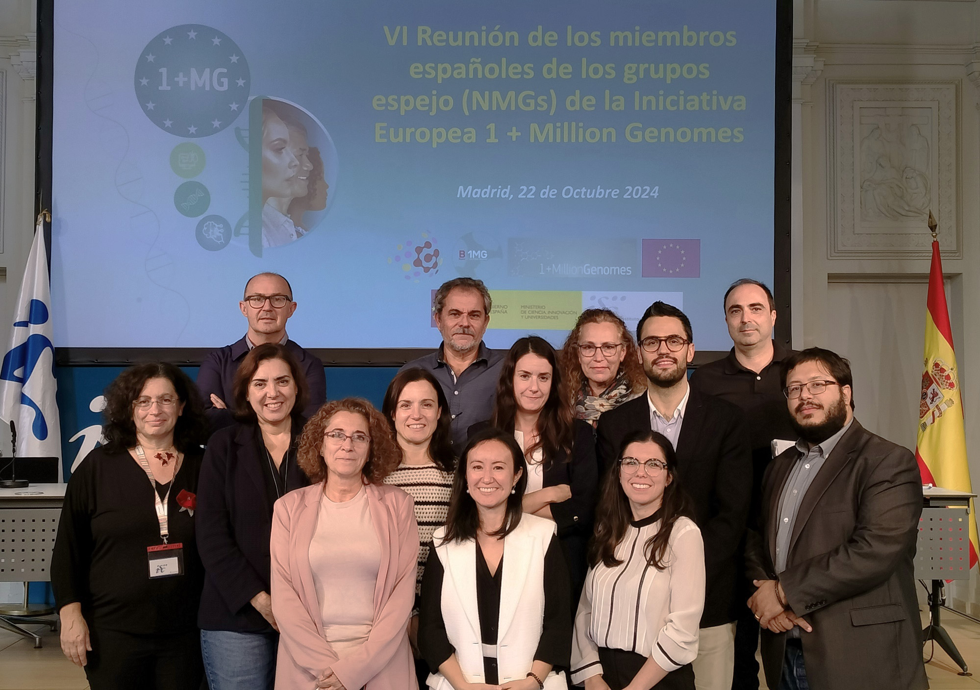 Foto de familia de la reunión, con responsables del Instituto y algunos de los participantes, celebrada en el Salón Ernest Lluch del Campus de Chamartín del ISCIII.