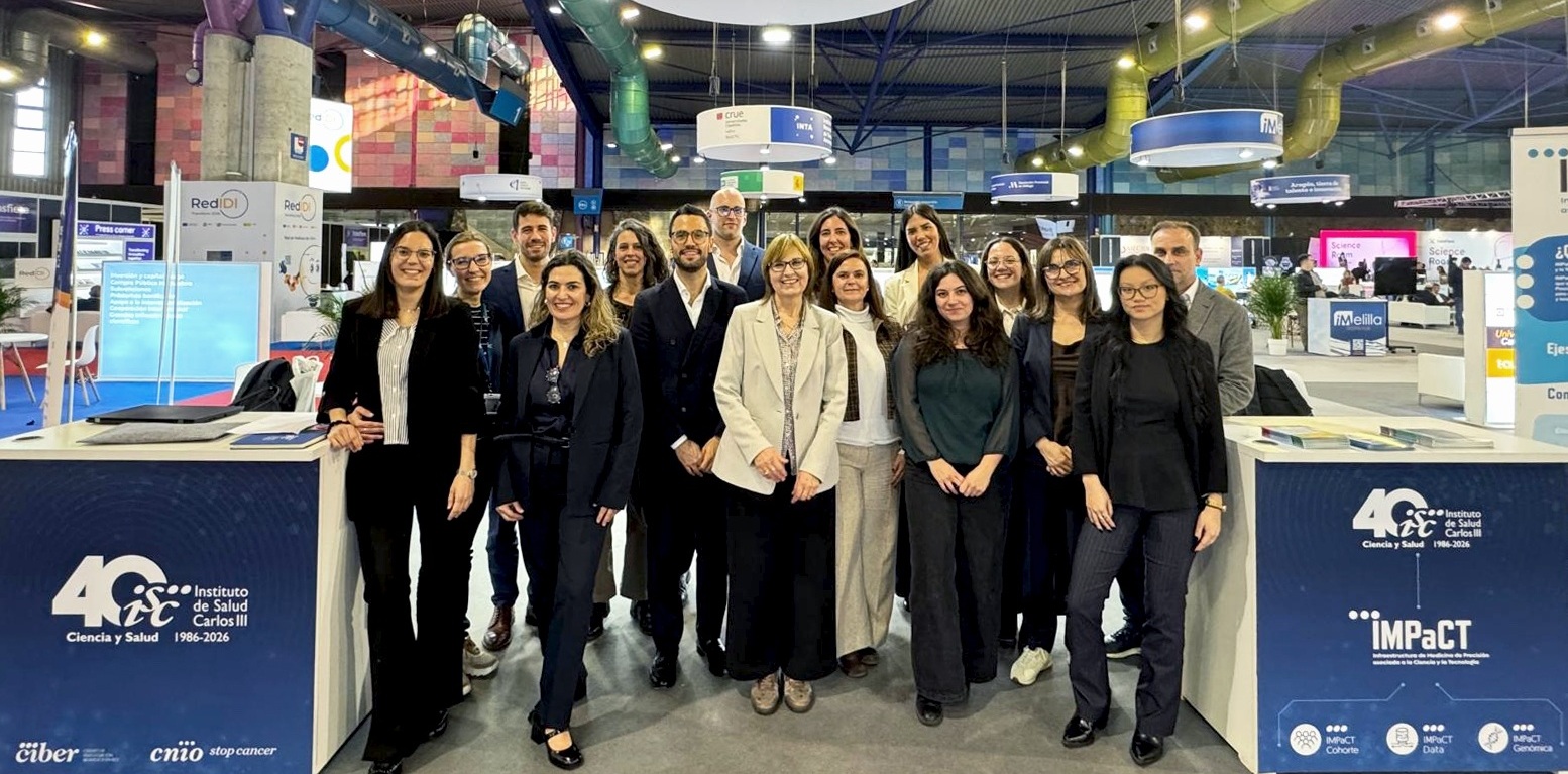 Foto de grupo de la delegación del ISCIII en Transfiere, encabezada por nuestra directora, Marina Pollán, y nuestros subdirectores Daniel Ruiz Iruela y María José Buitrago, que han estado acompañados por representantes de la Oficina de Transferencia de Tecnología (OTC), la Acción Estratégica en Salud (AES), la Infraestructura IMPaCT de Medicina de Precisión, y el entorno innovador del Instituto: CIBER, CNIO y las tres Plataformas SCReN, PNBB e ITEMAS.