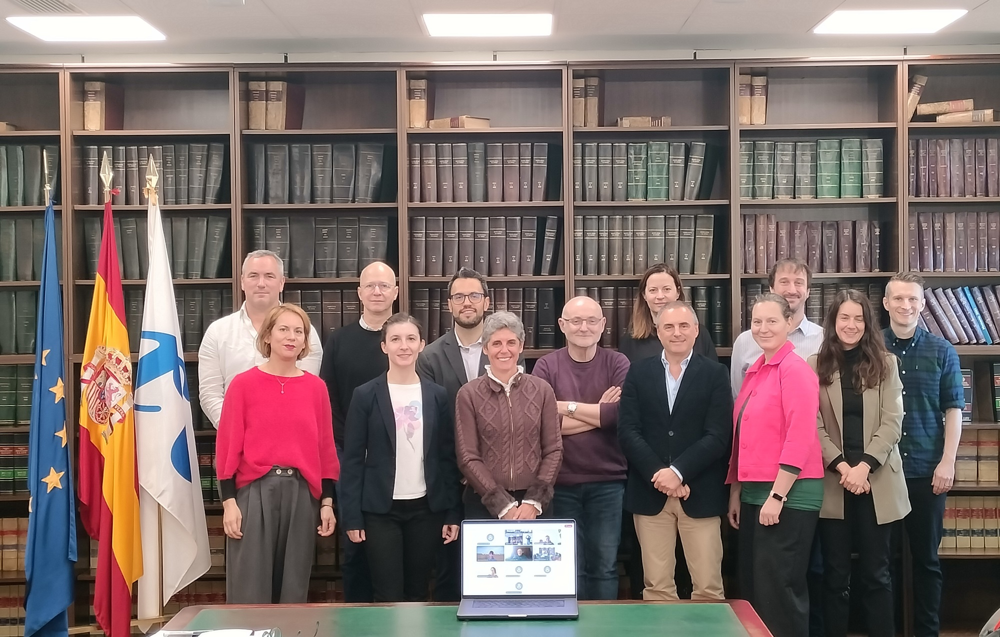 Foto de familia de la reunión de 'governors' de EATRIS, las personas que en cada país coordinan la gobernanza del nodo nacional. En la segunda fila, el tercero por la izquierda, está Daniel Ruiz Iruela, subdirector de Programas Internacionales de Investigación y Relaciones Institucionales del ISCIII, y 'governor' del nodo español de la Infraestructura. En el centro, Toni Andreu, director científico de EATRIS.